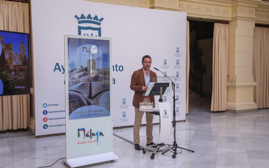 Málaga instala tótems turísticos en una oficina de turismo, un monumento y un museo