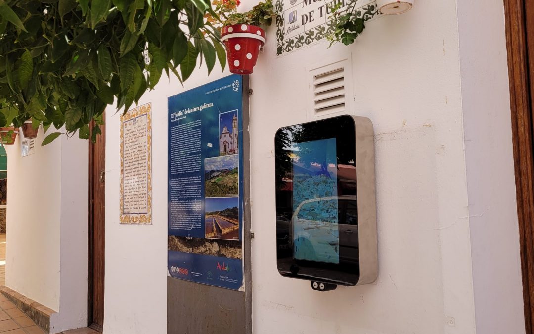 Prado del Rey instala una pantalla exterior interactiva en su oficina de turismo